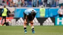Striker Uruguay, Luis Suarez menunduk bersedih setelah kalah atas Prancis pada perempat final Piala Dunia 2018 di Nizhny Novgorod Stadium, Jumat (6/7). Timnas Uruguay tersingkir usai ditumbangkan Prancis dua gol tanpa balas. (AP/Ricardo Mazalan)