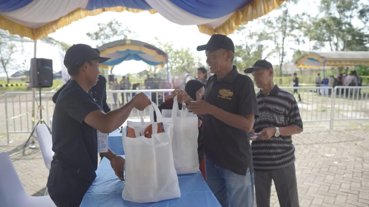 PT Pupuk Indonesia (Persero) menyalurkan 1.000 paket sembako sekaligus membuka bazar UMKM