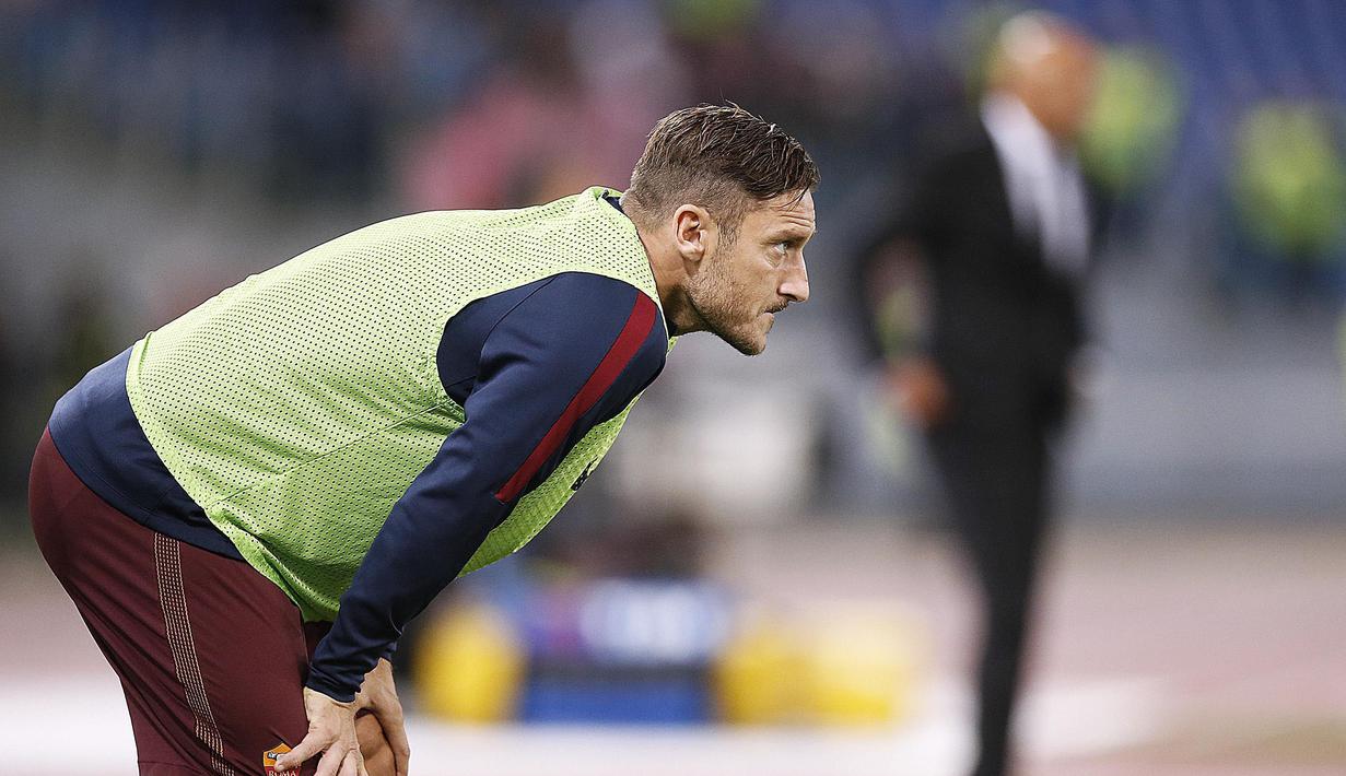 Kapten AS Roma, Francesco Totti saat melakukan pemanasan saat melawan Palermo pada lanjutan Serie A di Olimpico stadium, Roma, Senin (24/10/2016) dini hari WIB. (EPA/Riccardo Antimiani)