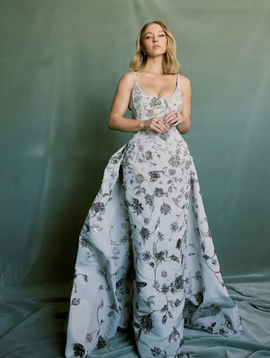 Bintang Euphoria, Sydney Sweeney itu memilih gaun putih bermotif bunga-bunga perak dan lengkap dengan rok yang ramai. (Instagram/sydney_sweeney).