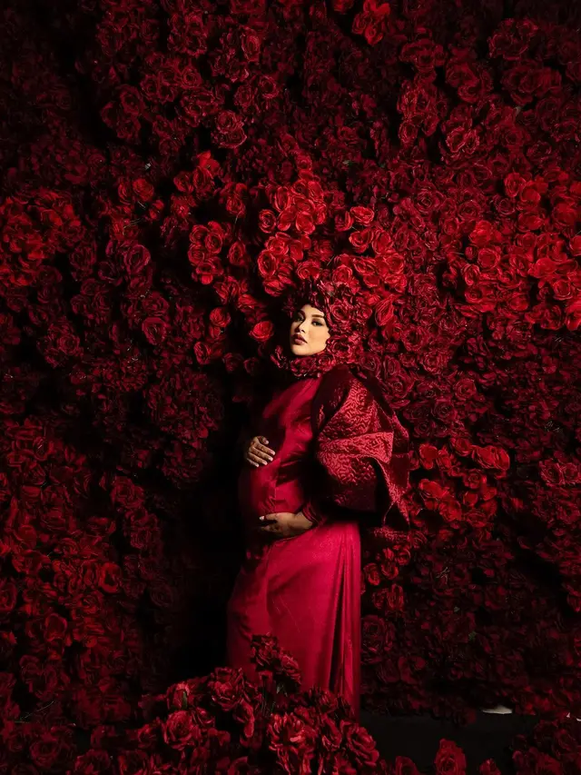 6 Potret Tampilan Aurel Hermansyah dengan Riasan Overdrawn Lips di Maternity Shoot Terbaru