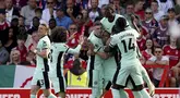 Gelandang Chelsea Mykhaylo Mudryk (keempat kiri) mendapat ucapan selamat dari rekan satu timnya setelah mencetak gol pembuka ke gawang Nottingham Forest pada pekan ke-37 Premier League 2023/2024 di Stadion City Ground, Sabtu (11/5/2024) malam WIB. (Martin Rickett/PA via AP)