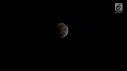 Gerhana bulan parsial (penumbra) tampak di langit kota Semarang, Jawa Tengah, Selasa (8/8). Fase Gerhana Bulan Sebagian dari muncul hingga gerhana berakhir diperkirakan dimulai pukul 22.48 WIB dan berakhir 03.52 WIB. (Liputan6.com/Gholib)