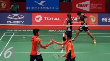 Pebulutangkis Indonesia Tontowi Ahmad/ Liliyana Natsir bersalaman usai menumbangkan pasangan Malaysia, ChanPeng Soon/ GohLiu Ying di Total BWF Championships 2015 di Jakarta, Kamis (13/8/2015). (Liputan6.com/Helmi Fithriansyah)