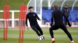 Pemain Inggris, Jadon Sancho, menggiring bola saat latihan jelang laga kualifikasi Piala Eropa di St George's Park, Selasa (19/3). Inggris akan berhadapan dengan Republik Ceko. (AP/Martin Rickett)