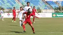 Bek Timnas Indonesia U-19, Nur Hidayat, berusaha mengontrol bola dari rebutan pemain Thailand U-19 pada laga Piala AFF U-18 di Stadion Thuwanna, Yangon, Jumat (15/9). Thailand menang adu penalti 3-2. (Liputan6.com/Yoppy Renato)