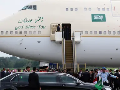 Pesawat Kerajaan yang membawa Raja Arab Saudi Salman bin Abdulaziz al-Saud saat tiba di Bandara Halim Perdanakusuma, Rabu (3/1). Sebanyak tujuh unit pesawat membawa rombongan Raja Salman. (Liputan6.com/Fery Pradolo)