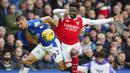 <p>Pemain Arsenal, Bukayo Saka (kanan) berebut bola dengan pemain Everton, Vitaliy Mykolenko pada laga pekan ke-22 Liga Inggris 2022/2023 yang berlangsung di Goodison Park, Sabtu (04/02/2023). Arsenal kalah dengan skor 0-1 dari Everton. (AP/Jon Super)</p>