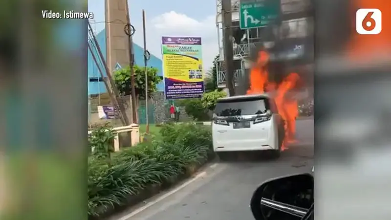 Sebuah Toyota Alphard terbakar di Pondok Indah, Jakarta Selatan viral di media sosial