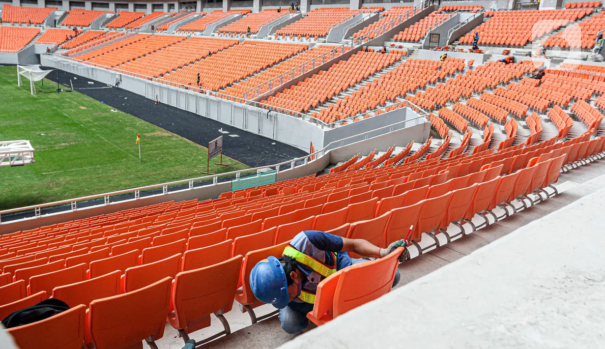 Seorang pekerja menyelesaikan pembangunan Jakarta International Stadium (JIS), Jakarta, Selasa (15/3/2022). PT Jakarta Propertindo mencatat progres realisasi pembangunan stadion yang diproyeksikan berkapasitas 82.000 penonton itu mencapai 98,60 persen. (Liputan6.com/Herman Zakharia)