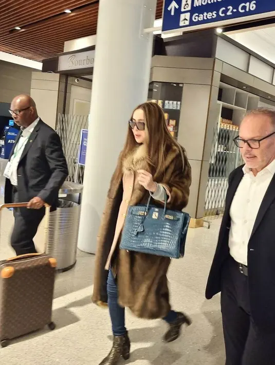 Dikawal oleh tim bodyguard profesional saat tiba di New Orleans. [@annejkn.official]