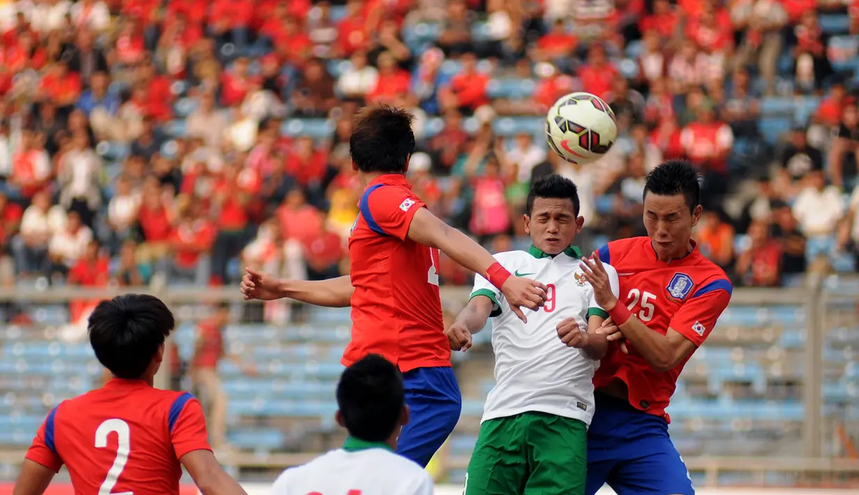 Penyerang timnas Indonesia U-23, Muchlis Hadi Ning Syafulloh (kedua kanan) berebut bola atas dengan Jung Seunghyun (Korea Selatan) di laga kualifikasi grup H Piala Asia 2016 di Stadion GBK Jakarta, Selasa (31/3/2015). (Liputan6.com/Helmi Fithriansyah)