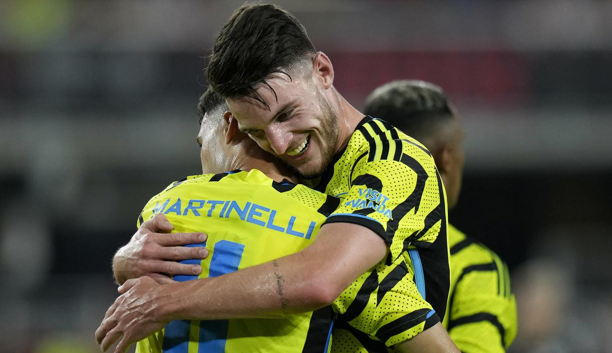 Selebrasi gelandang Arsenal, Declan Rice (kanan) setelah Gabriel Martinelli mencetak gol keempat ke gawang MLS All-Stars pada laga pramusim 2023/2024 di Washington DC, Amerika Serikat, Kamis (20/7/2023) pagi WIB. (AP Photo/Alex Brandon)