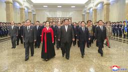 Pemimpin Korea Utara Kim Jong-un (tengah) mengunjungi Istana Matahari Kumsusan bersama istrinya Ri Sol-ju dalam rangka ulang tahun ke-110 mendiang pendiri Korea Utara Kim Il-sung di Kim Il-sung Square, Pyongyang, Korea Utara, 15 April 2022.