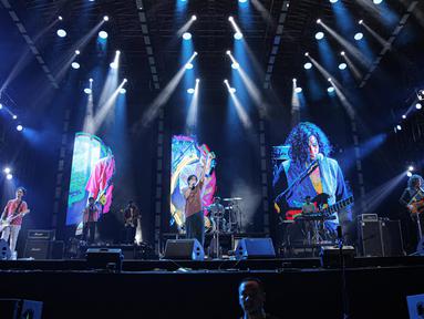Penampilan band Sheila On 7 dalam konser Sheila on 7 yang bertajuk 'Tunggu Aku di Jakarta' di kawasan JIExpo Kemayoran, Jakarta Pusat, Sabtu, (28/1/2023). Dalam penampilannya mereka membawakan sejumlah lagu hits seperti Film Favorit, Seberapa Pantas, Dan. (Liputan6.com/Faizal Fanani)