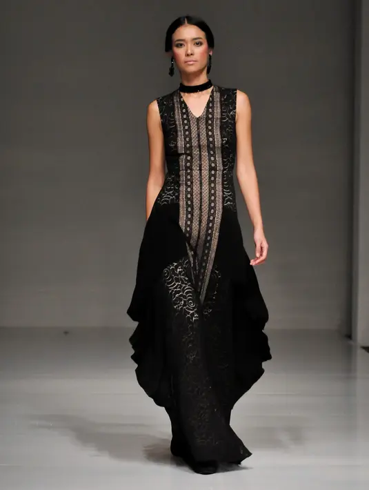 Seorang model berjalan mengenakan gauh hitam karya Sebastian Gunawan saat peragaan busana IPMI Trend Show 2017, Jakarta, Kamis, (10/11). (Liputan6.com/Yoppy Renato)