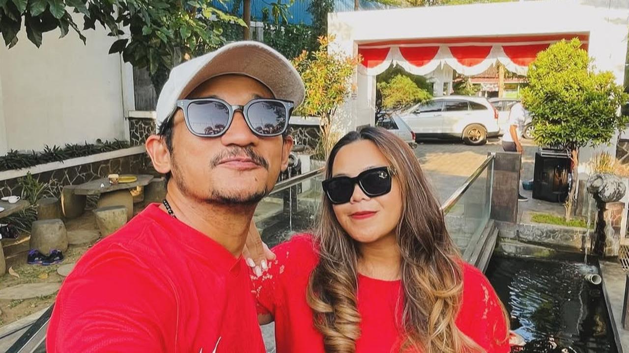 Potret Harmonis Isa Bajaj dan Istri, Temani Suami dari Dunia Hiburan hingga Nekat Pulang Kampung Demi Rawat Sang Ibu, Kesetiaannya Bikin Iri