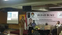 Febri Ramdani, salah satu WNI eks ISIS saat menjadi pembicara di acara bedah buku 300 Hari di Negeri Syam di Universitas Indonesia, Salemba, Jakarta, Selasa (11/2/2020). (Liputan6.com/Muhammad Radityo Priyasmoro)