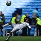 Aksi Cristiano Ronaldo Jr saat melakukan tendangan salto usai pertandingan antara Real Madrid dan Atletico Madrid di Madrid (8/4). Sebelumnya, Cristiano Ronaldo menciptakan satu gol ke gawang Juventus lewat tendangan salto. (AFP Photo/Gabriel Bouys)