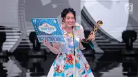 Senyum Via Vallen saat memperoleh penghargaan kategori penyanyi dangdut solo wanita terpopuler dalam Indonesian Dangdut Awards 2018 di Studio 5 Indosiar, Jakarta, Jumat (12/10). (Liputan6.com/Faizal Fanani)