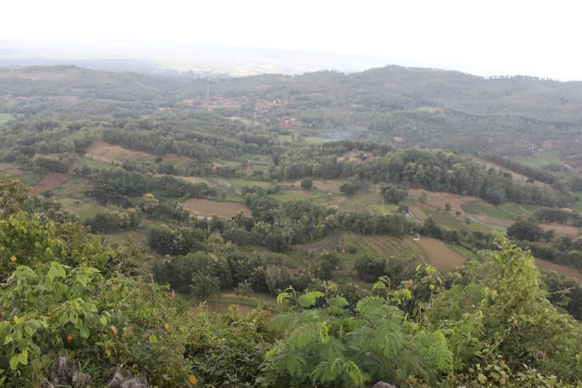 Bukit Pencu, salah satu tempat wisata alam populer yang terletak di jajaran Pegunungan Kendeng.