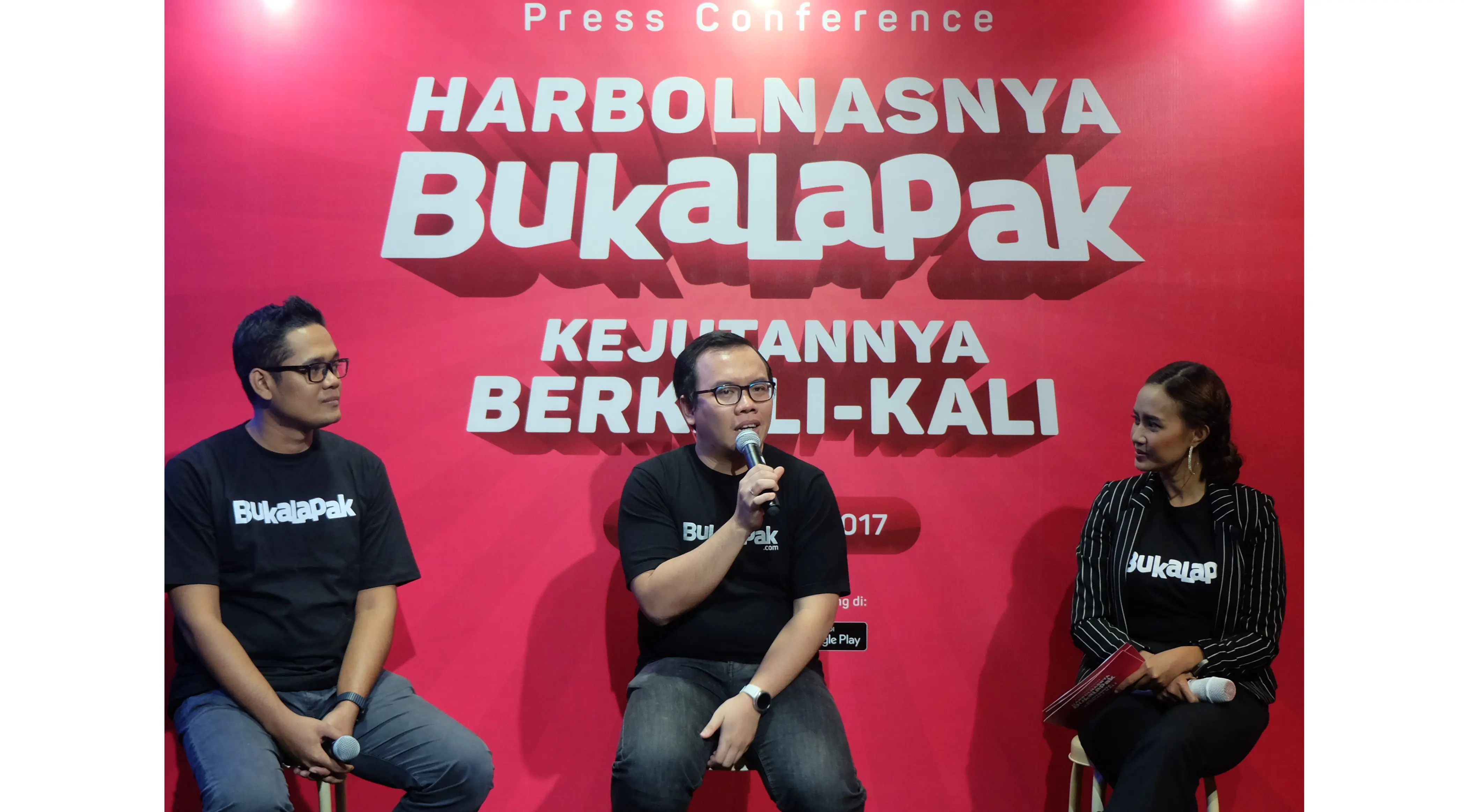 Bayu Syerli Rachmat (kiri) dan Fajrin Rasyid menjelaskan bagaimana Bukalapak berpatisipasi untuk memeriahkan pagelaran Harbolnas 2017. (Dok. Bukalapak).