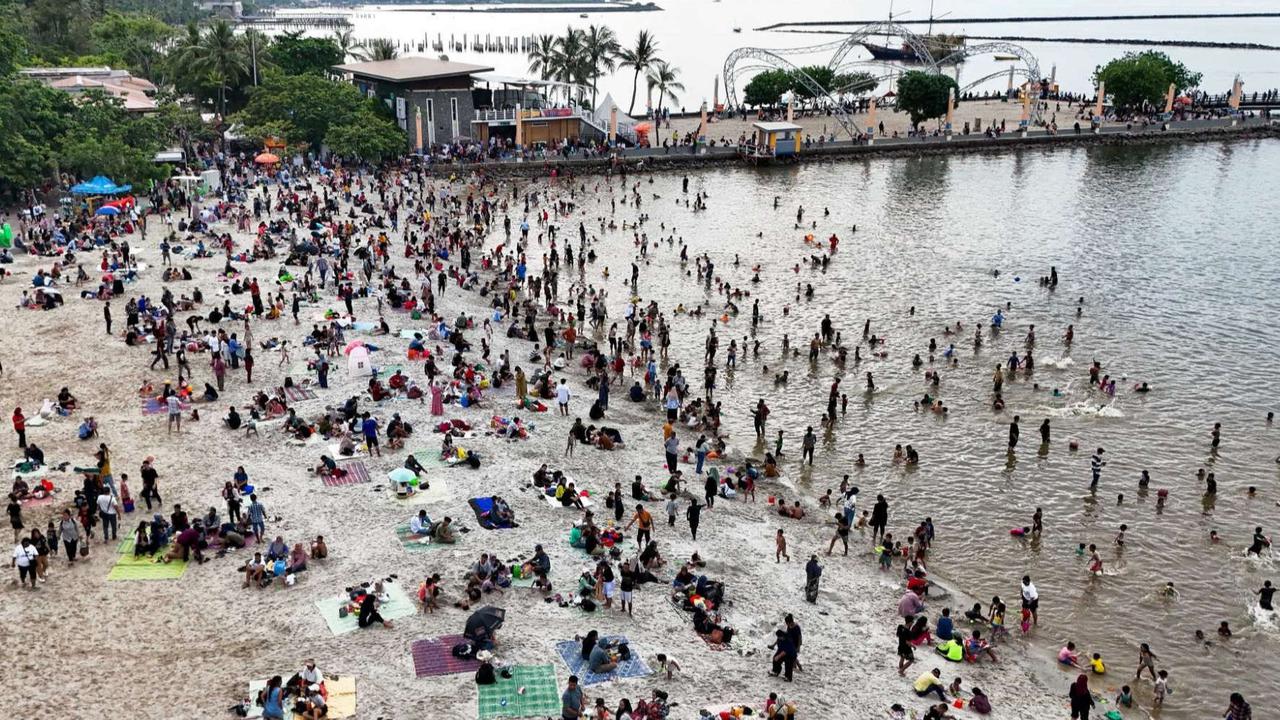 FOTO: Puluhan Ribu Pengunjung Serbu Pantai Ancol di Hari Kedua Libur Lebaran, Begini Penampakannya!
