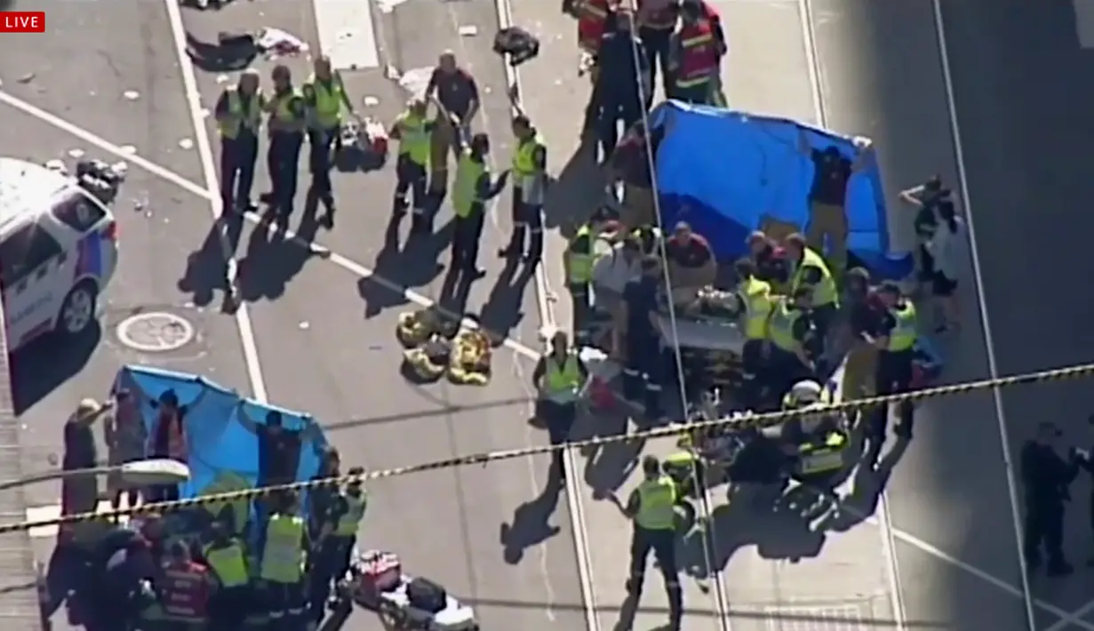 Paramedis memberikan pertolongan setelah sebuah mobil menabrak kerumunan pejalan kaki di kawasan pusat bisnis Melbourne, Australia, Kamis (21/12). Kepolisian belum merilis identitas pengemudi mobil maupun motifnya. (Australian Broadcast Corp. via AP)