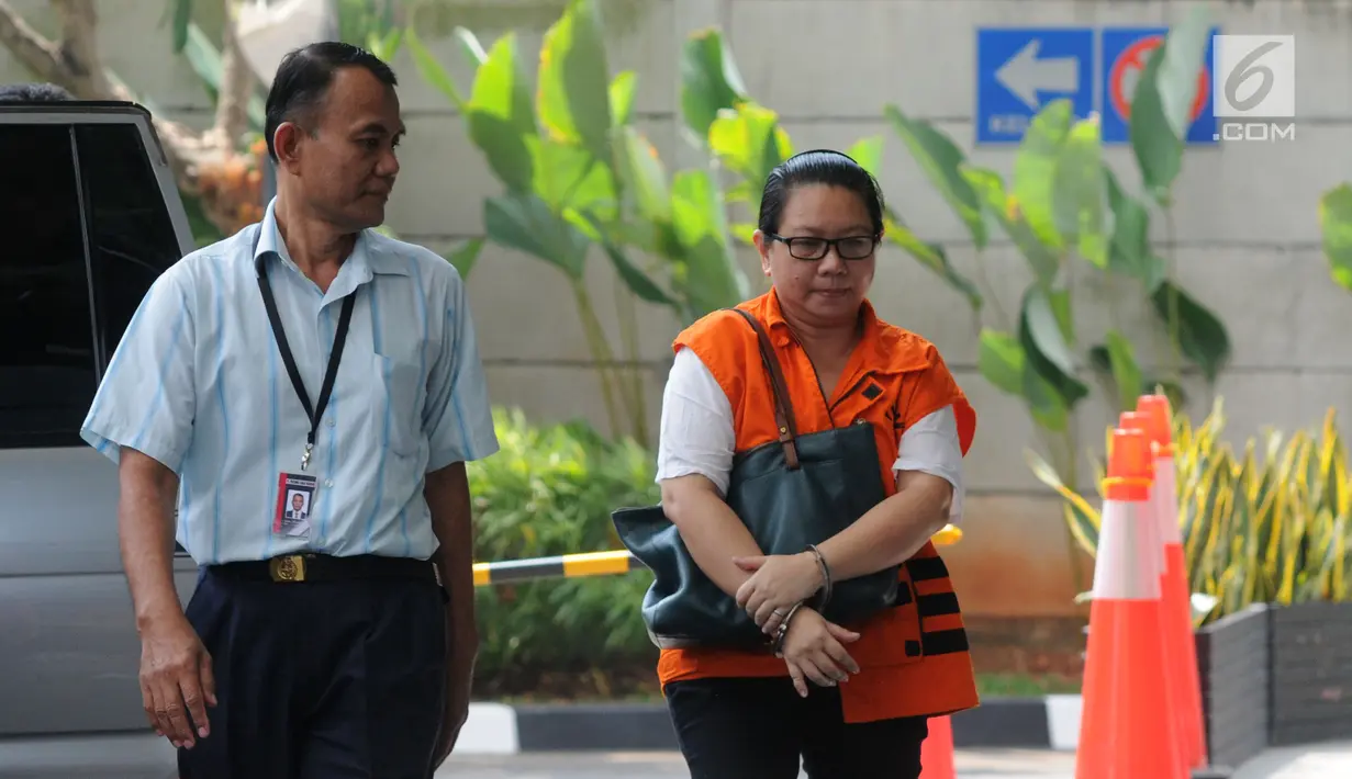 Direktur PT Wisata Bahagia, Liliana Hidayat (kanan) saat tiba di Gedung KPK, Jakarta, Senin (8/7/2019). Liliana Hidayat diperiksa sebagai tersangka terkait dugaan suap penyalahgunaan izin tinggal warga negara asing (WNA) di lingkungan Kantor Imigrasi Mataram. (merdeka.com/Dwi Narwoko)