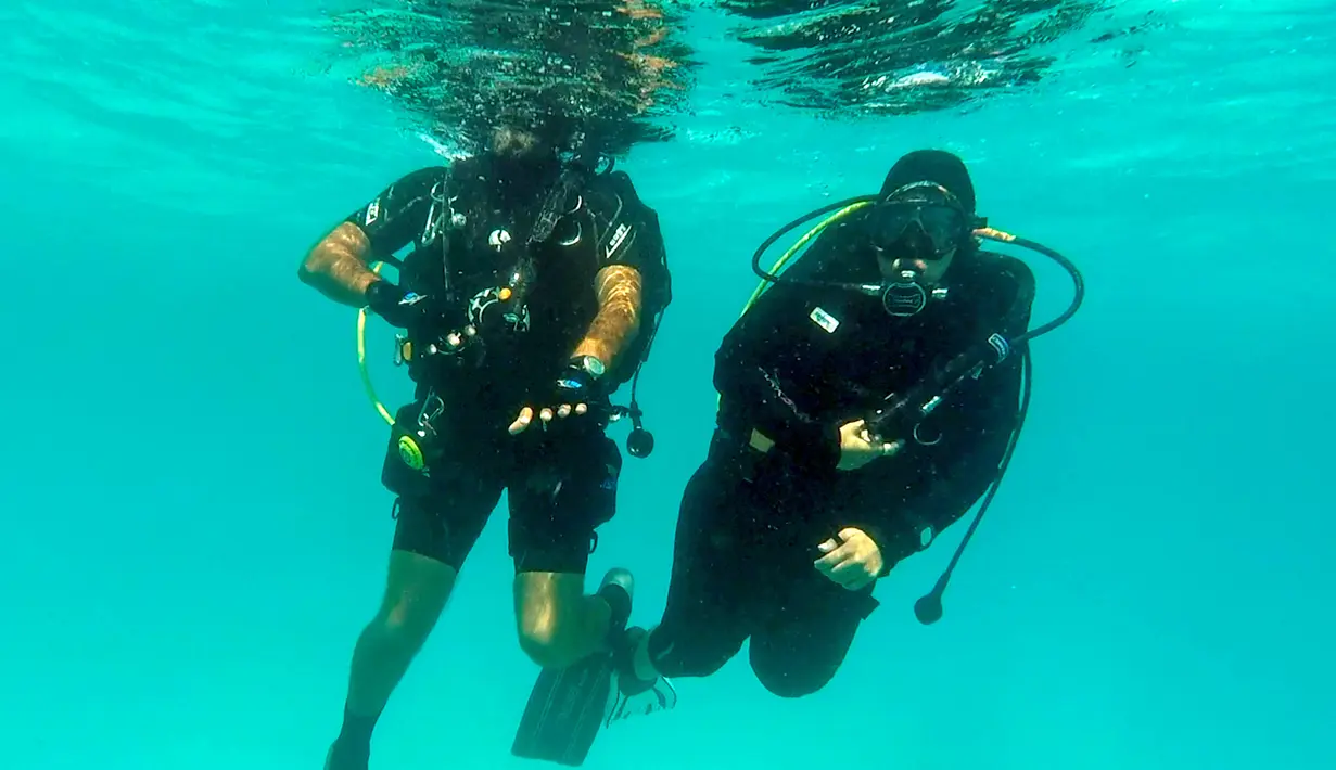 Instruktur selam Arab Saudi, Nouf Alosaimi (kiri) bersama instruktur selam Mesir, Tamer Nasr di Laut Merah, dekat King Abdullah Economic City. Laut Merah memiliki perairan biru jernih, terumbu karang, dan pulau-pulau indah. (AP Photo/Fay Abuelgasim)