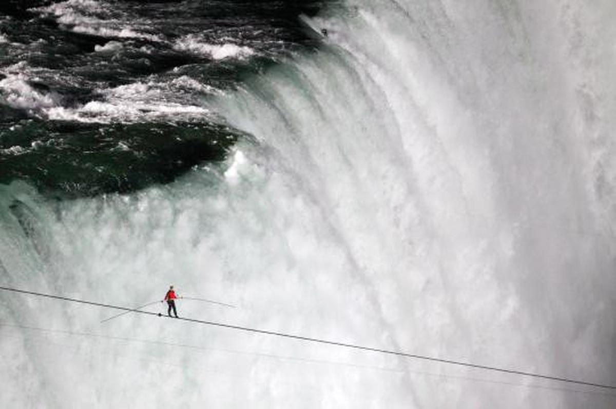 Orang ini sukses seberangi air terjun Niagara