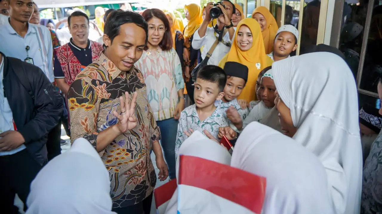 Wakil Menteri ATR/BPN, Raja Juli Antoni, datang menyerahkan langsung sertipikat wakaf kepada masyarakat di tiga lokasi di kota Pontianak Kalimantan Barat pada Kamis 18 Mei 2023 (Istimewa)