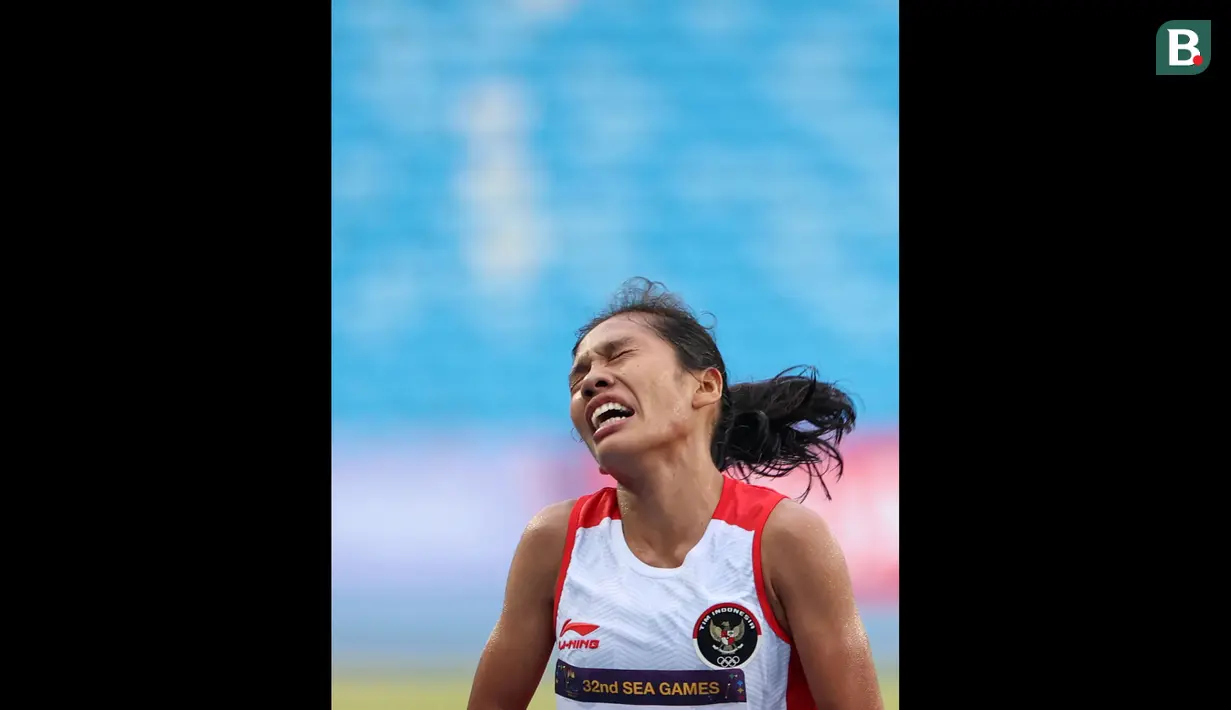 Reaksi pelari putri Indonesia, Odekta Elvina Naibaho saat melewati garis finis pada nomor lari 10.000 meter SEA Games 2023 di Stadion Morodok Techo National Stadium, Phnom Penh, Kamboja, Jumat (12/5/2023). Odekta meraih medali perunggu dengan catatan waktu 35 menit 31,03 detik sementara medali emas dan perak direbut dua atlet Vietnam, Thi Oanh Nguyen (35 menit 11,53 detik) dan Thi Hong Le Pham (35 menit 21,09 detik). (Bola.com/Abdul Aziz)