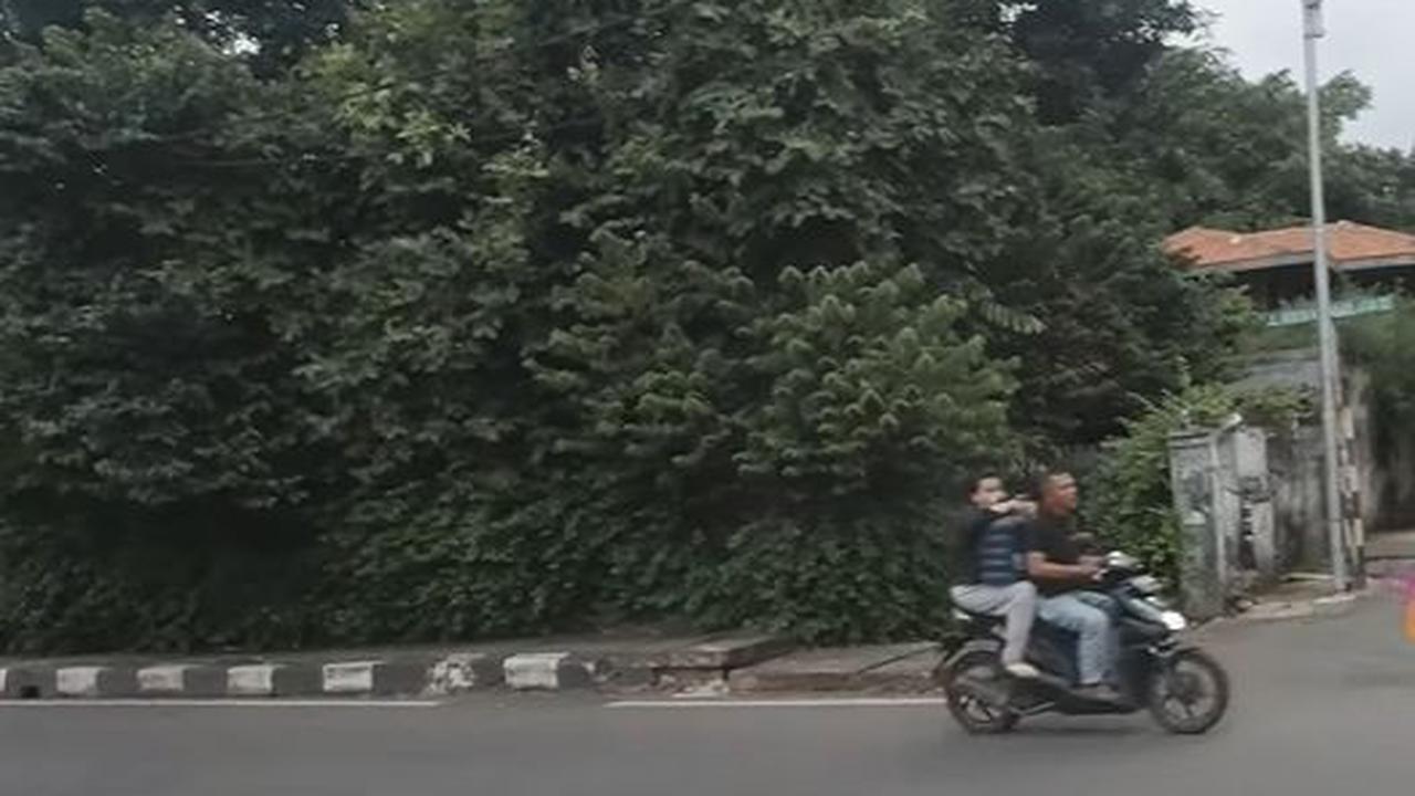 Rumah tersebut berada tepat di pinggir jalan besar dan bersebelahan dengan gang pemukiman warga.