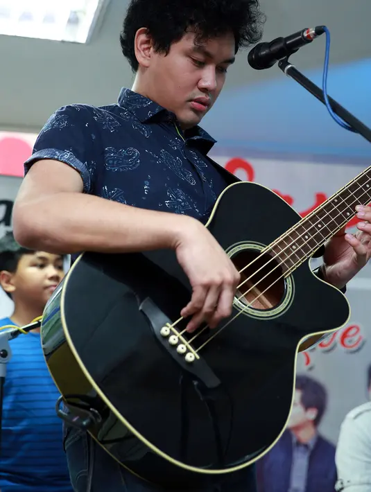 Para Tunist penggemar The Overtunes turut bangga atas prestasi yang diraih oleh sang idola. (Deky Prayoga/Bintang.com)