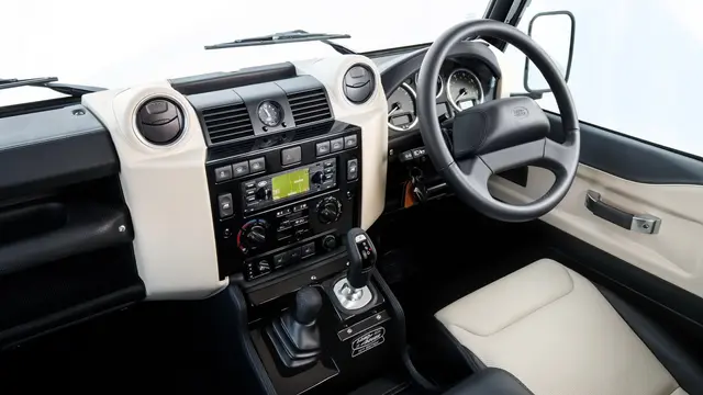 Land Rover Defender Works V8 (Carscoops)