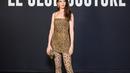 Anne Hathaway tampil roar dengan mini dress dan stocking motif macan. Look tersebut dari koleksi Pre Fall 23. Ia juga membawa Valentino Garavani Loco’ tas dan heelsnya. Credit: Valentino/SGP Italia