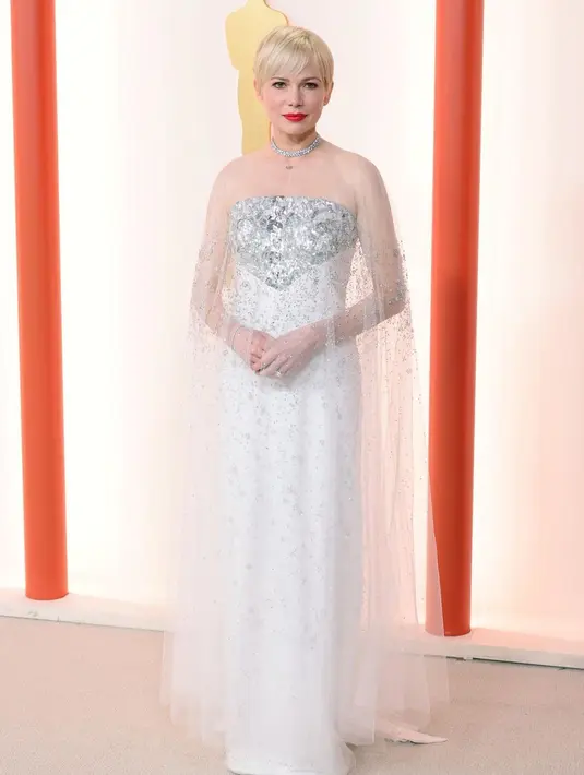 <p>Michelle Williams juga memilih menghadirkan bridal look di Oscar 2023. Off-the-shoulder gown putih dengan taburan kristal di bagian dada, ditutupi aksen sheer-cape yang menjuntai hingga ke lantai membuat penampilannya sempurna untuk dilirik. Foto: Instagram.</p>