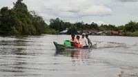 Tenaga kesehatan menggunakan perahu dalam rangka melakukan puskesmas keliling di Petuk Katimpun, Palangka Raya, Kalimantan Tengah, Rabu (16/11/2022).  Foto Marifka Wahyu Hidayat