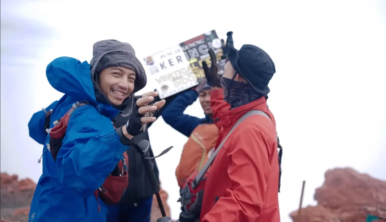 Gunung Kerinci, puncak tertinggi di Sumatera, menjadi salah satu saksi perjalanan Fiersa Besari dalam menjadikan gunung sebagai rumah keduanya. Baginya, mendaki bukan sekadar hobi, melainkan sebuah adiksi yang sulit dilepaskan. (Liputan6.com/Youtube/FiersaBesari)