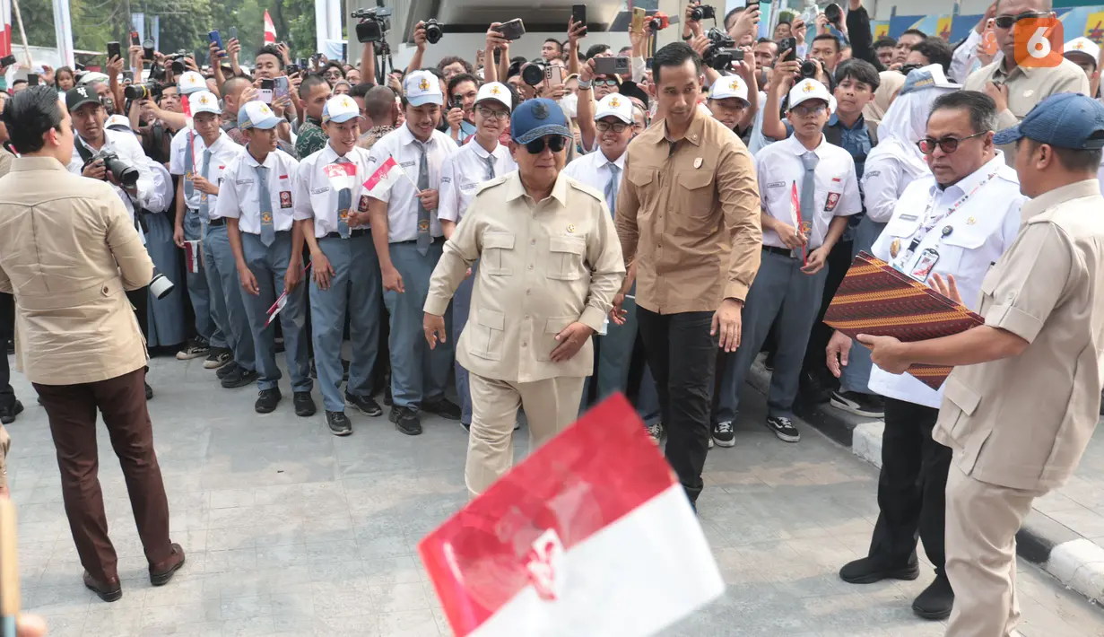 Presiden Prabowo Subianto menyapa sejumlah pelajar SMAN 34 Jakarta di bawah Stasiun LRT Manggarai, Jakarta, Rabu (16/9/2026). Para pelajar tampak antusias menyambut kedatangan Presiden setelah menjajal perjalanan LRT dari Kelapa Gading. (KLY/Budy Santoso)