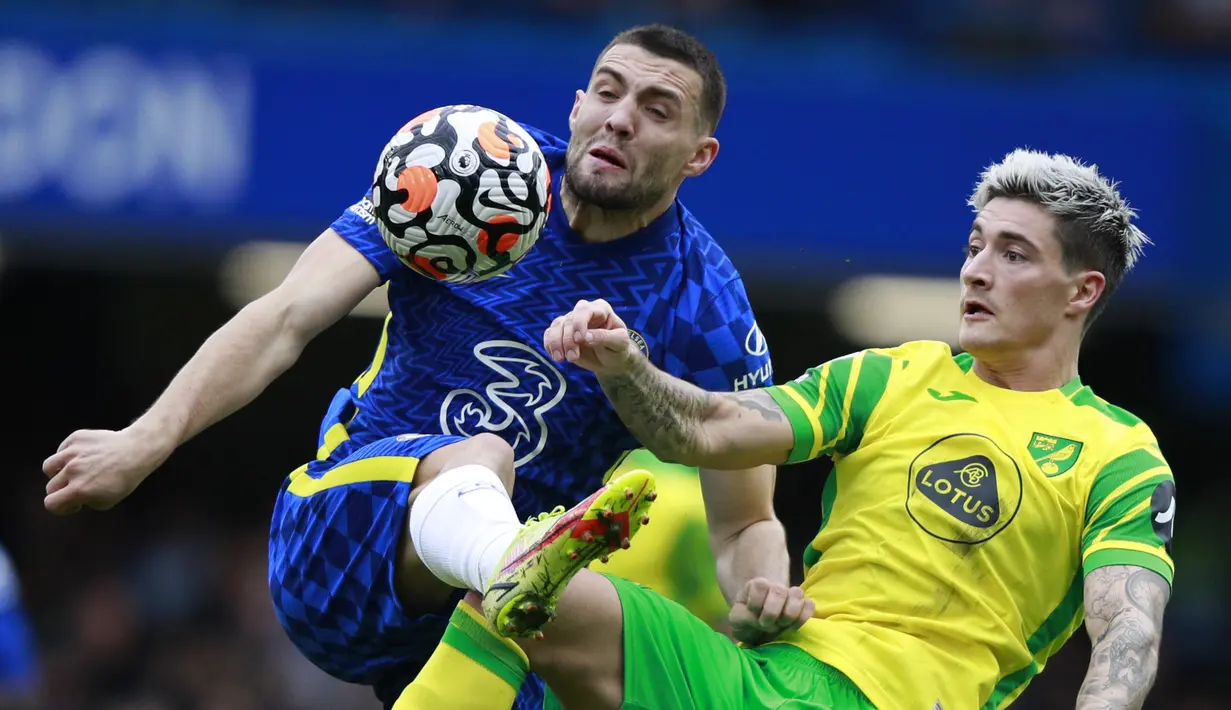 Gelandang Chelsea, Mateo Kovacic berebut bola dengan pemain Norwich City, Mathias Normann 
pada pertandingan lanjutan Liga Inggris di Stadion Stamford Bridge di London, Sabtu (23/10/2021). Chelsea menang atas Norwich 7-0. (AP Photo/Ian Walton)