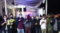 Forkopimcam bersama tokoh masyarakat nampak antusias menggelar vaksinasi covid-19 malam hari dengan sajian ragam kuliner pelaku UMKM Garut. (Liputan6.com/Jayadi Supriadin)