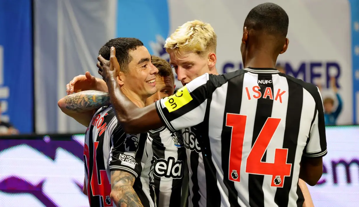 The Blues mencetak gol terlebih dahulu melalui Nicolas Jackson. Namun, The Magpies mampu menyamakan kedudukan lewat aksi Miguel Almiron. (Kevin C. Cox/Getty Images for Premier League/AFP)