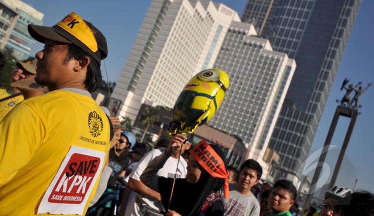 Ratusan massa pendukung perbaikan KPK-Polri berkumpul di Bundaran HI Jakarta, Minggu (22/2/2015). (Liputan6.com/Faizal Fanani)