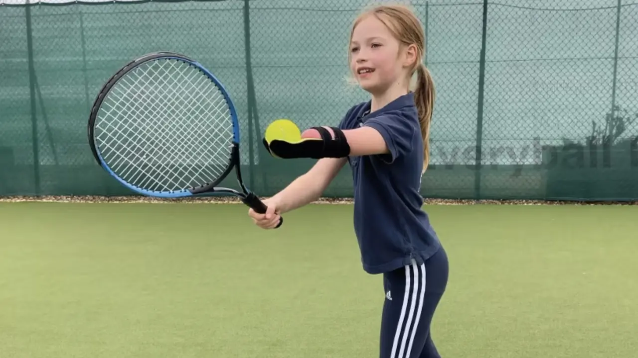 Joanie Melady, 9 tahun, baru saja memenangkan pertandingan ganda di turnamen tenis pertamanya. Photo by itv.com
