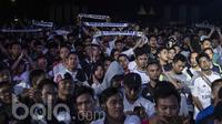 Supporter Real Madrid menyaksikan nonton bareng laga La Liga melawan Barcelona bersama Bola.com dan Head & Shoulders di Senayan, Jakarta, Minggu (24/4/2017). (Bola.com/Vitalis Yogi Trisna)