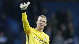 Kiper Manchester City, Joe Hart, memberikan salam kepada suporter usai melawan Dynamo Kiev pada leg kedua babak 16 besar Liga Champions di Stadion Etihad, Rabu (16/3/2016) dini hari WIB. (Reuters/Phil Noble)