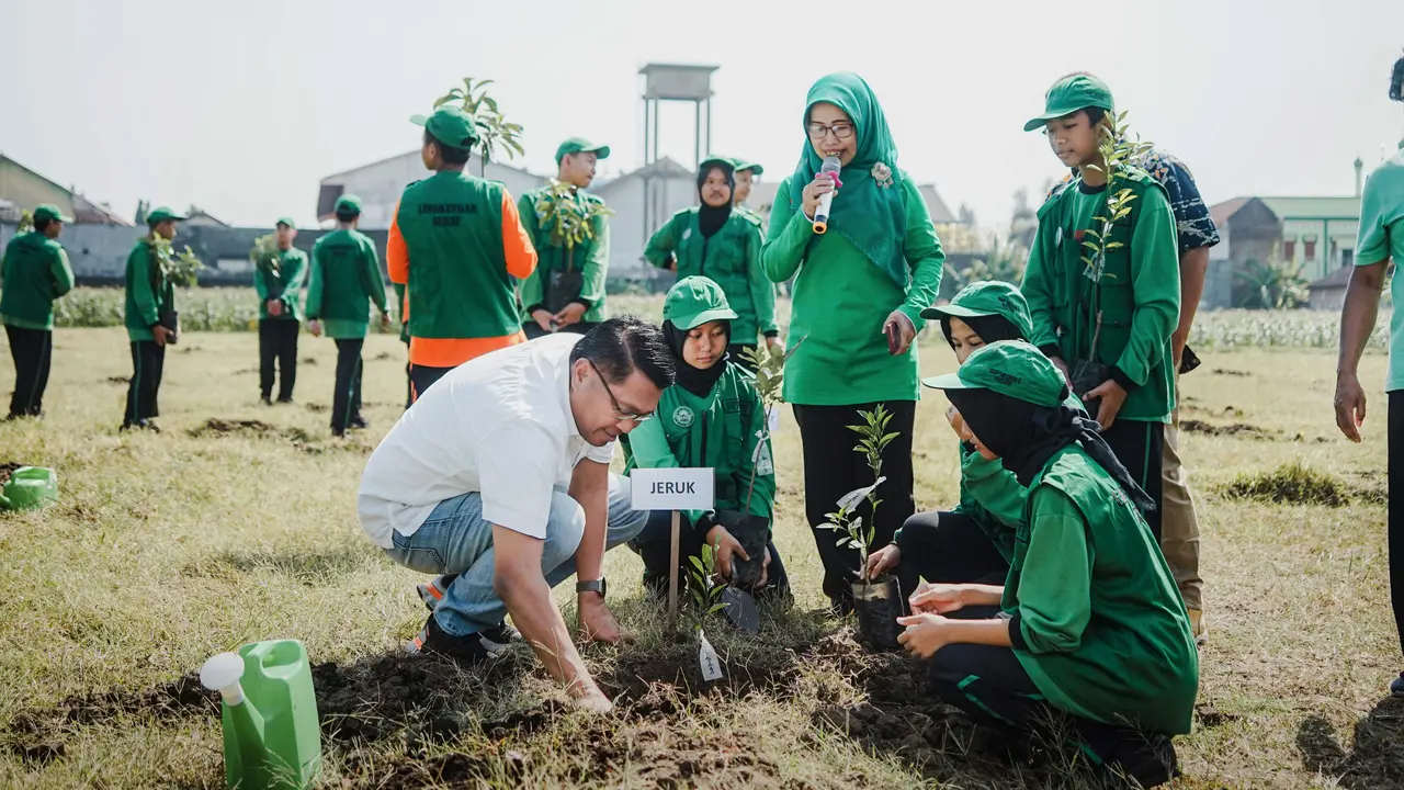 Hijaukan Lingkungan Sekolah, Schneider Indonesia Tanam Bibit Buah di Kediri