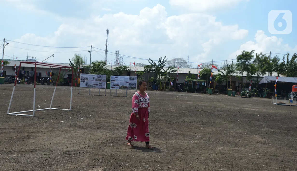 Warga berjalan di Kampung Akuarium, Penjaringan, Jakarta Utara, Jumat (21/8/2020). Pembangunan Kampung Susun Akuarium ditargetkan selesai pada Desember 2021 mendatang dengan sumber dana angaran pendapatan belanja daerah (APBD)provinsi DKI Jakarta senilai RP62 miliar. (merdeka.com/Imam Buhori)